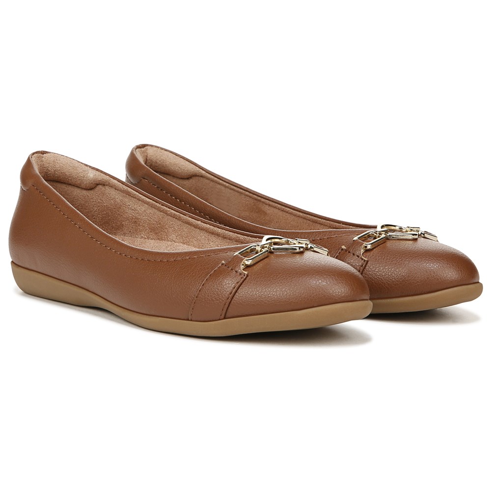 Famous footwear flats online