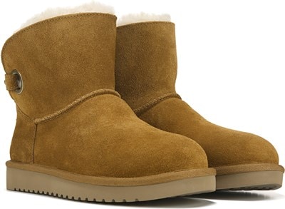 does famous footwear sell uggs